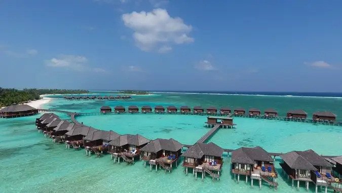 Bãi biển cát trắng tuyệt đẹp và khu nghỉ dưỡng cao cấp tại Maldives, điểm đến sang trọng.