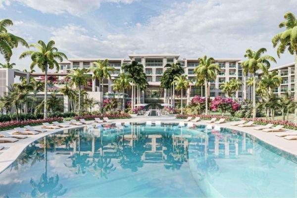 Bãi biển Grand Anse nổi tiếng ở Grenada với cát trắng, nước biển trong xanh và những hàng cọ