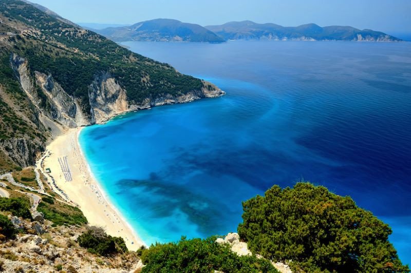 Bãi biển Myrtos tuyệt đẹp ở Kefalonia, Hy Lạp với nước biển màu ngọc lam và bờ cát trắng trải dài