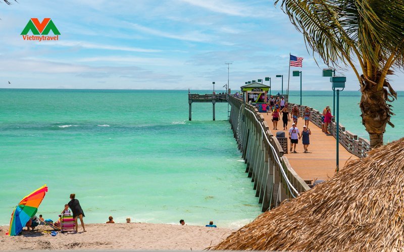 Bãi biển Siesta Key ở Florida với cát trắng mịn và làn nước trong xanh, lý tưởng cho kỳ nghỉ dưỡng biển khi du lịch nước mỹ