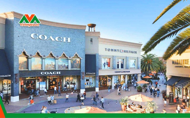 Bãi biển và trung tâm mua sắm sôi động ở California