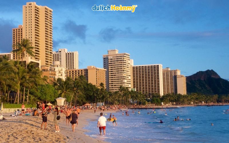 Bãi biển Waikiki là một trong những bãi biển nổi tiếng nhất thế giới