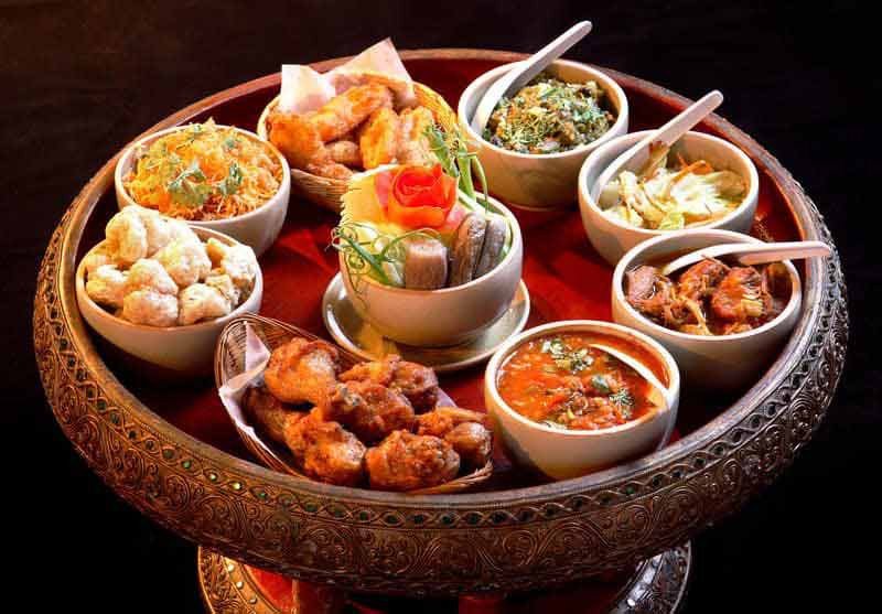 Bàn ăn với các món đặc sản truyền thống của ẩm thực Myanmar