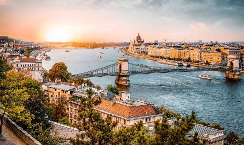 Bản đồ Hungary và các nước châu Âu lân cận, thể hiện vị trí trung tâm chiến lược