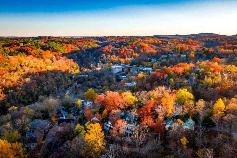 Bản đồ vị trí địa lý của Arkansas trong vùng Trung Nam Hoa Kỳ, giáp ranh với các địa hình đồng bằng phía đông.