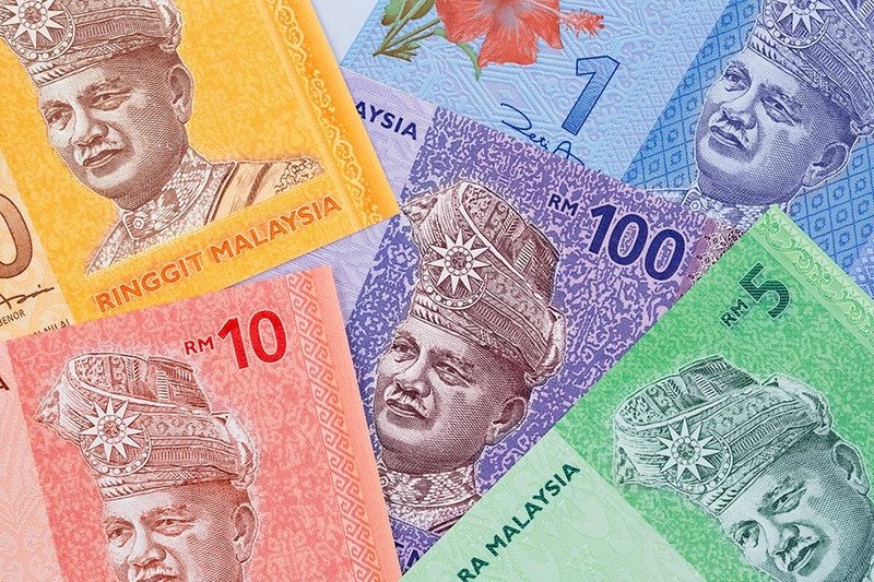 Bảng hoặc màn hình điện thoại hiển thị tỷ giá hối đoái của Ringgit Malaysia (MYR) so với Việt Nam Đồng (VND), minh họa sự biến động của tỷ giá.