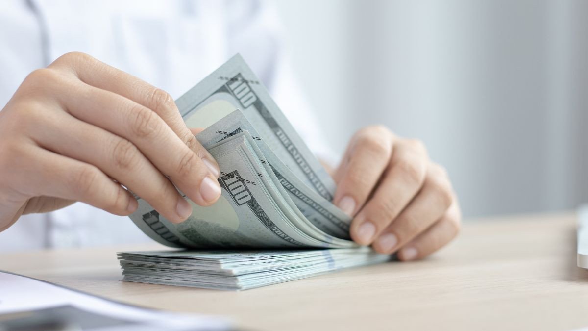 Bảng quy đổi 10.000 đô bằng bao nhiêu tiền Việt Nam minh họa các mệnh giá USD và giá trị tương đương VND tại thời điểm hiện tại.