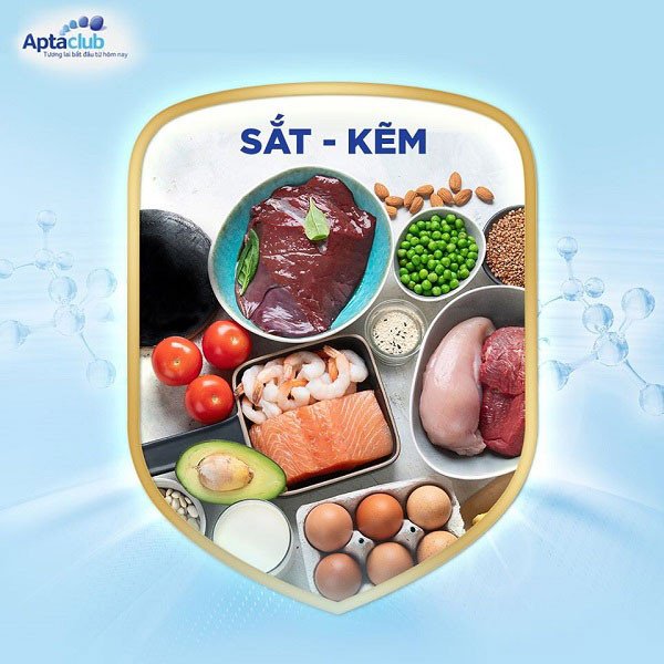 Bé trai vui vẻ chơi đồ chơi, minh họa cho sự phát triển thể chất và tinh thần khỏe mạnh nhờ sữa Aptamil Profutura số 2