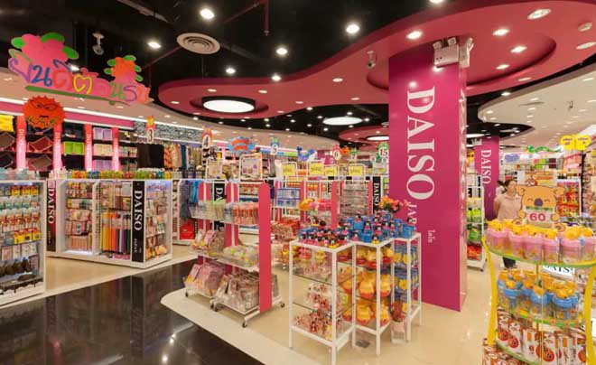 Bên trong cửa hàng đồng giá Daiso 100 yên, đa dạng mặt hàng thiết yếu