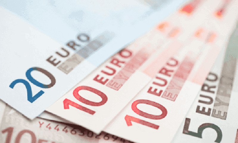 Biểu đồ biến động tỷ giá Euro và các yếu tố kinh tế ảnh hưởng, giúp người đọc hiểu rõ về giá trị quy đổi Euro sang Việt Nam Đồng.