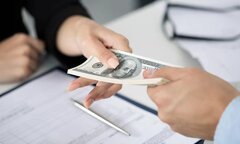Biểu đồ tài chính và đồng tiền Việt Nam cùng các loại ngoại tệ khác, tượng trưng cho việc theo dõi tỷ giá và đầu tư.