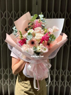 Bó hoa hồng đỏ rực rỡ, phụ kiện không thể thiếu trong ngày kỷ yếu cho nữ sinh