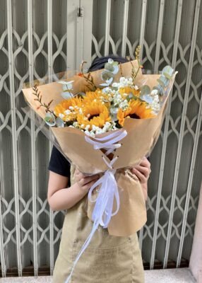 Bó hoa hướng dương rạng rỡ, biểu tượng của hy vọng cho các bạn nữ trong buổi lễ tốt nghiệp