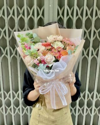 Bó hoa kỷ yếu cho nữ với tông màu pastel lãng mạn, tượng trưng cho khoảnh khắc thanh xuân đáng nhớ