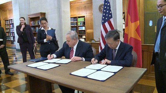 Bộ trưởng Tô Lâm và Bộ trưởng Bộ Nội vụ Hoa Kỳ ký kết Bản ghi nhớ