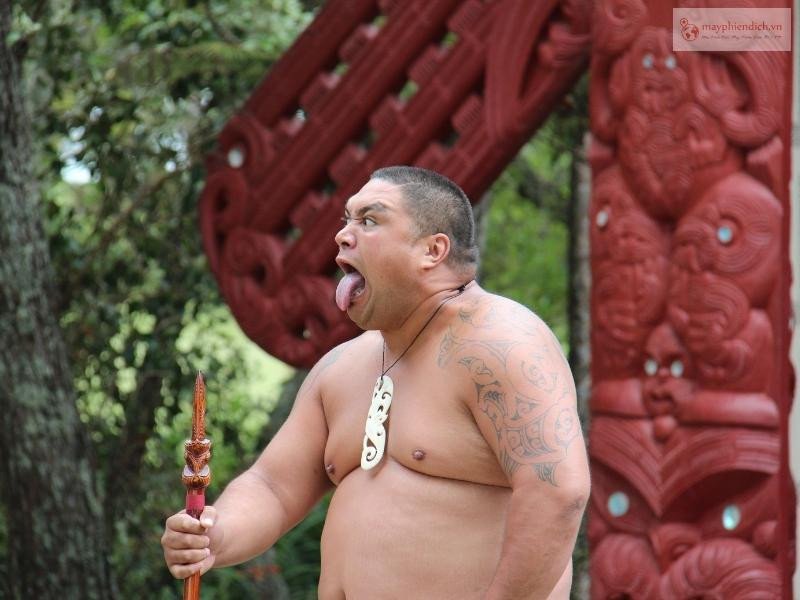 Bức tranh phong cảnh New Zealand nói tiếng gì với một người phụ nữ Maori đang biểu diễn
