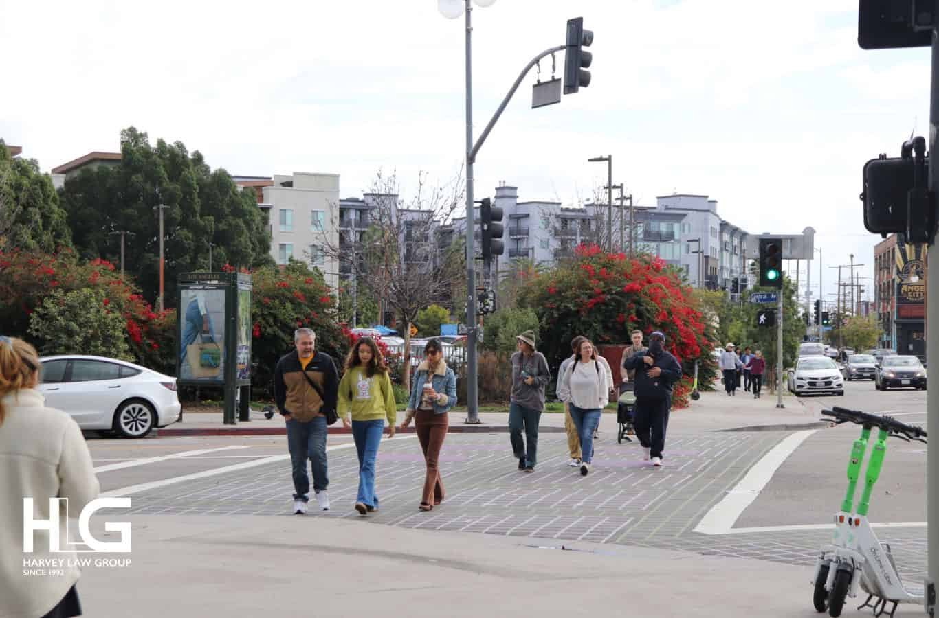 Bức tranh toàn cảnh Los Angeles với các tòa nhà và khu dân cư trải dài dưới ánh nắng mặt trời