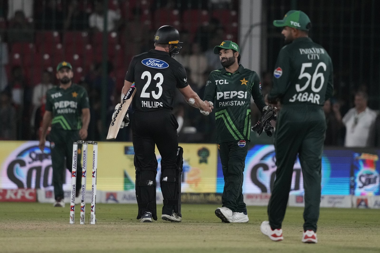Các cầu thủ cricket New Zealand và Pakistan bắt tay sau trận đấu, tượng trưng cho tinh thần thể thao