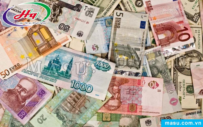 Các đồng tiền quốc tế như Euro, Đô la Mỹ, Bảng Anh trên nền bản đồ thế giới, thể hiện giá trị 200 Euro so với các ngoại tệ khác.