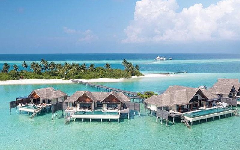 Các khu nghỉ dưỡng sang trọng với biệt thự nổi trên mặt nước đặc trưng của Maldives.