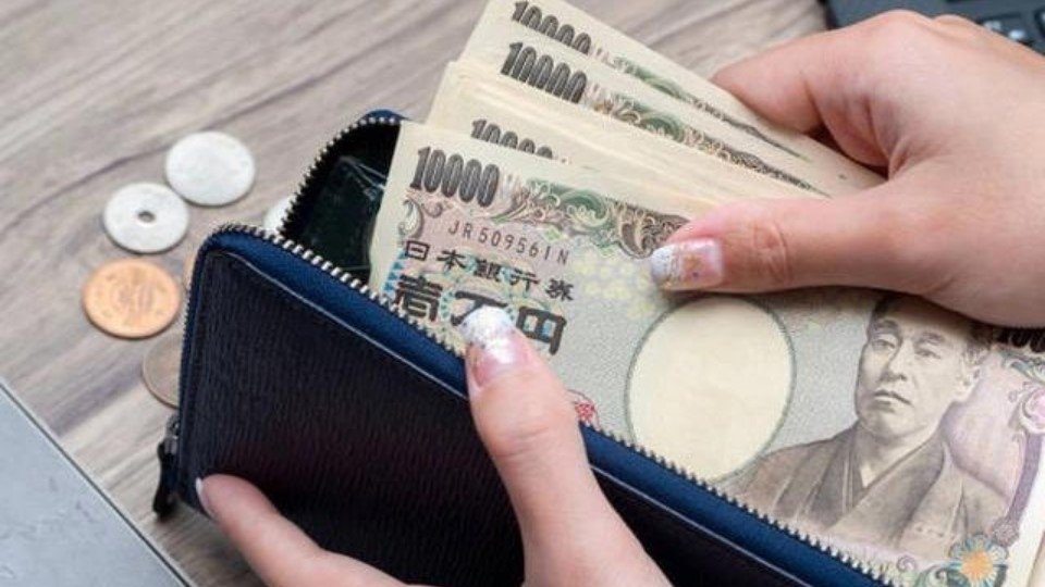 Các tờ tiền giấy Nhật Bản (Yên Nhật) mệnh giá 1000, 5000 và 10000, minh họa các loại tiền Man Nhật