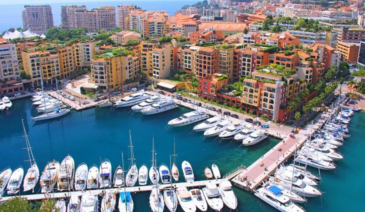 Cảnh quan bến cảng Monaco với những du thuyền sang trọng và các tòa nhà cao cấp