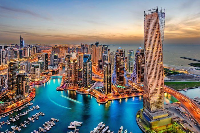 Cảnh quan đô thị hiện đại của Dubai với các tòa nhà cao tầng và đường sá rộng lớn, thể hiện sự phát triển vượt bậc của thành phố thuộc Trung Đông.