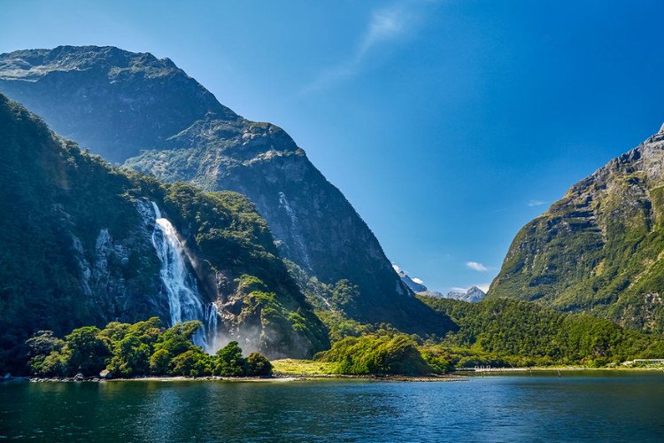 Cảnh quan hùng vĩ của vịnh Milford Sound tại công viên quốc gia Fiordland, New Zealand