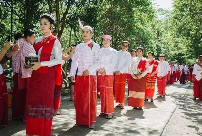 Cặp đôi trong trang phục Longyi truyền thống của Myanmar vào dịp cưới