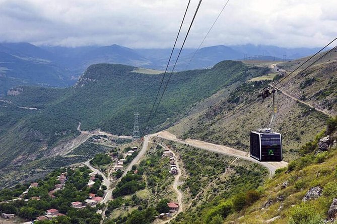 Cáp treo Tatev hiện đại vắt qua thung lũng sâu ở Armenia