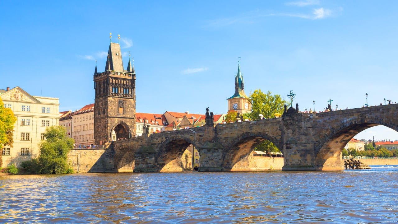 Cầu Charles lịch sử bắc qua sông Vltava ở Praha