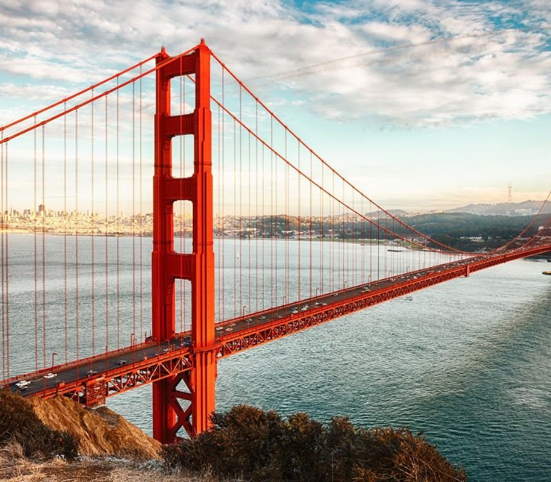Cầu Cổng Vàng nổi bật giữa sương mù San Francisco, một kỳ quan kiến trúc của cảnh đẹp nước Mỹ.