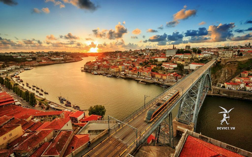 Cầu Dom Luís I bắc qua sông Douro tại thành phố Porto, Bồ Đào Nha, thể hiện vẻ đẹp kiến trúc và sự phát triển của xứ sở Bồ Đào Nha.