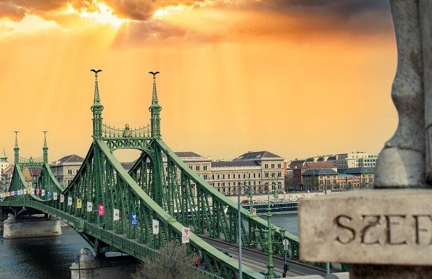 Cầu Liberty bắc qua sông Danube ở Budapest, một trong những địa điểm du lịch biểu tượng của Hungary, Hungary cách Việt Nam mấy giờ