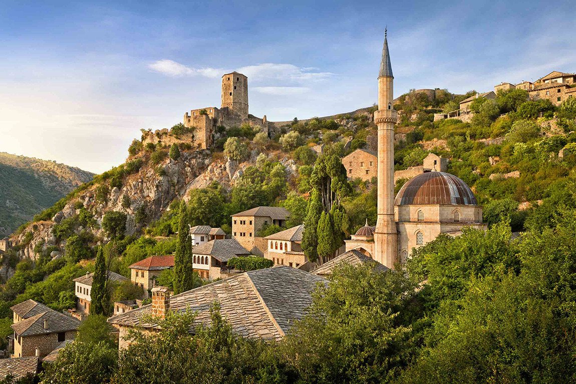 Cầu Stari Most mang tính biểu tượng ở Mostar, Bosnia và Herzegovina
