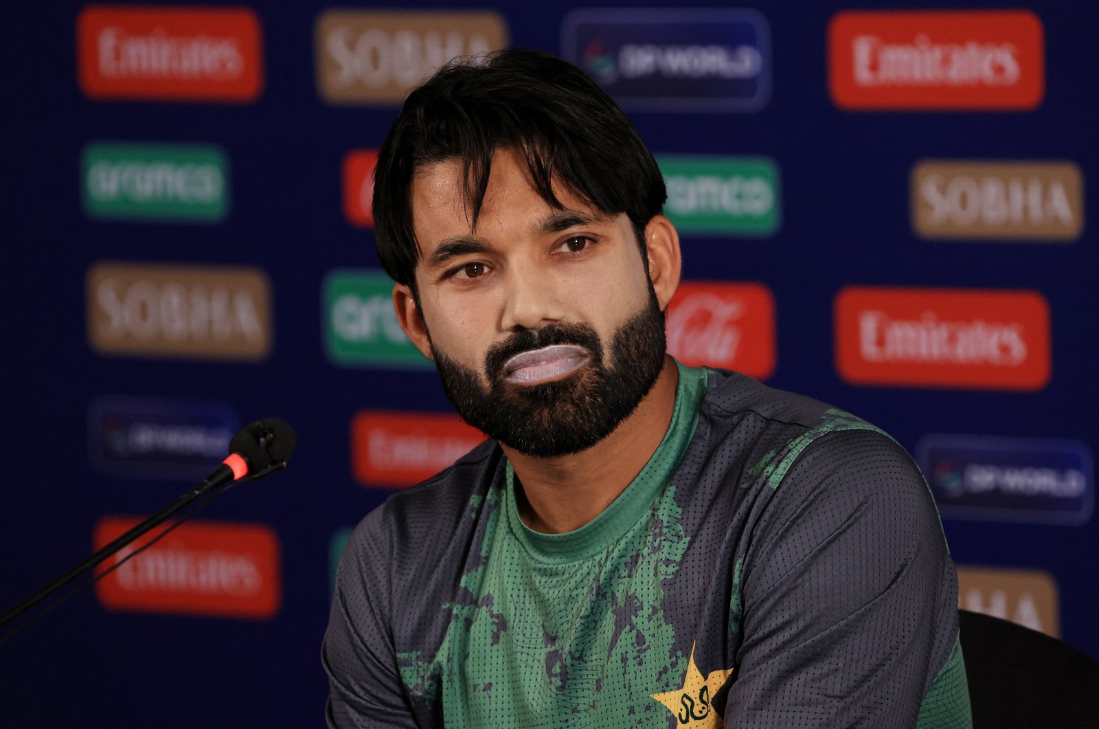 Cầu thủ cricket Pakistan trong giải đấu quốc tế, thể hiện tinh thần thi đấu của các đội tuyển quốc gia như New Zealand và Ấn Độ