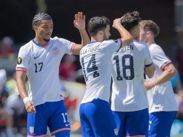 Phân Tích Chuyên Sâu: Hoa Kỳ Đấu Với Guatemala Bán Kết Cúp Vàng CONCACAF Cầu thủ đội tuyển Hoa Kỳ tập trung trong trận đấu quan trọng