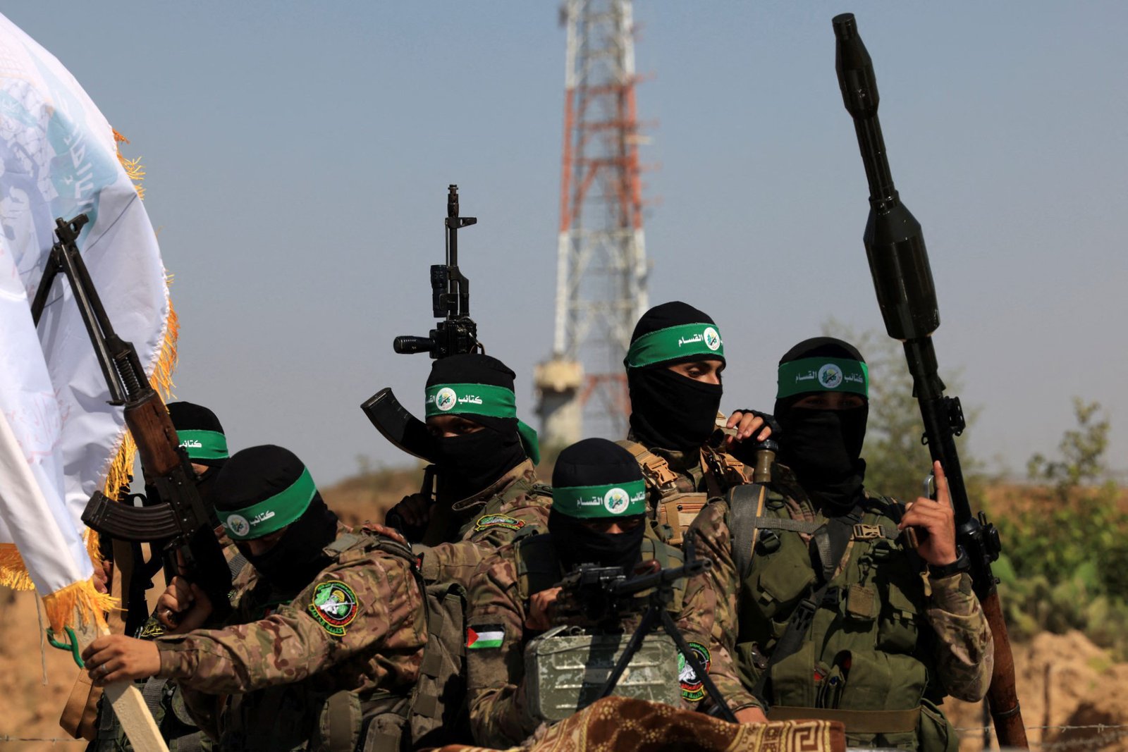 Chiến binh Al-Qassam, cánh quân sự của tổ chức Hamas, diễu binh tại Dải Gaza, nhấn mạnh vai trò quân sự của Hamas là nước nào kiểm soát khu vực này