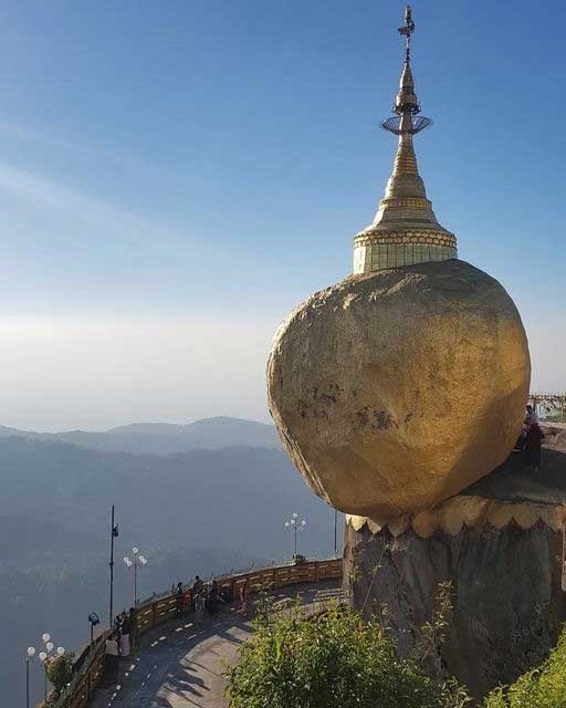 Chùa Golden Rock (Kyaiktiyo Pagoda) nổi tiếng, biểu tượng Phật giáo của Myanmar
