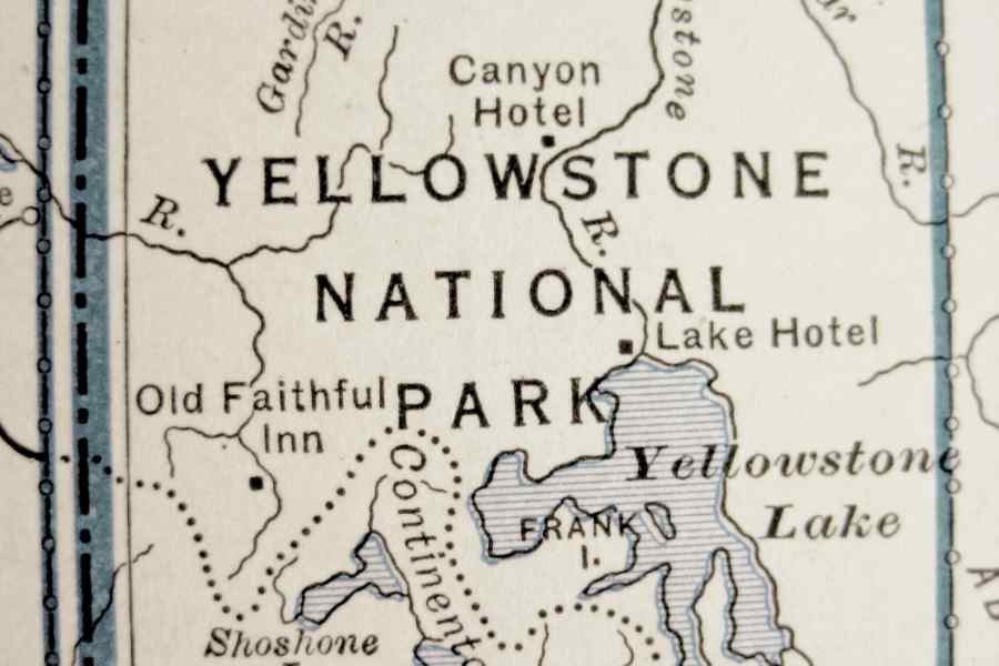 Công viên Quốc gia Yellowstone với địa hình địa nhiệt đặc trưng