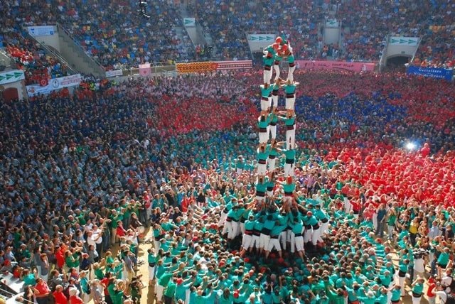 Cuộc thi Castells, nghệ thuật xây tháp người truyền thống độc đáo của văn hóa Catalan.