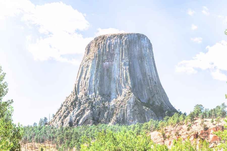 Đài tưởng niệm Quốc gia Devil's Tower, một kỳ quan địa chất tự nhiên