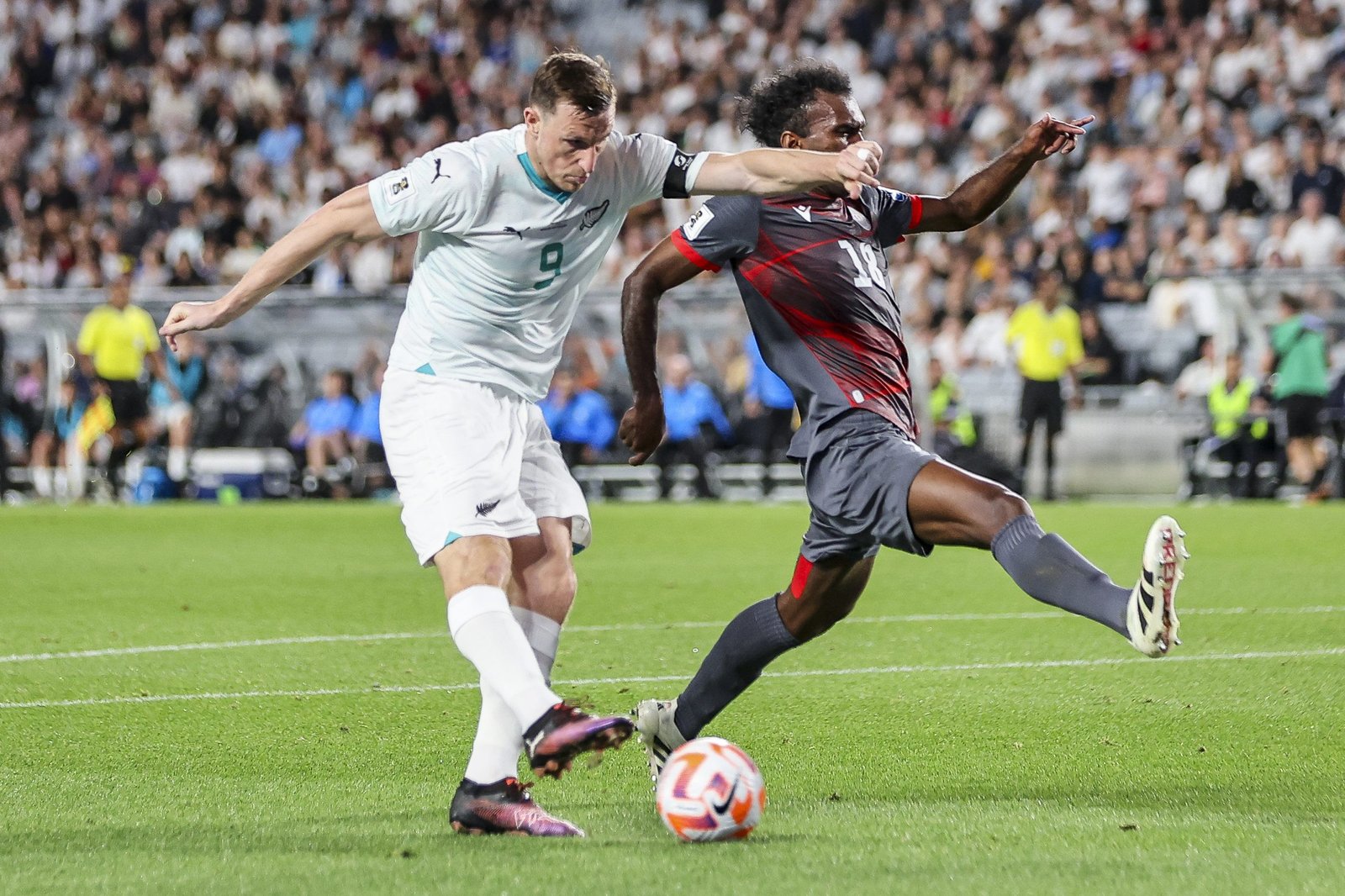 Đội trưởng Chris Wood của New Zealand và cầu thủ Didier Simane của New Caledonia trong trận chung kết vòng loại World Cup 2026. Hình ảnh đại diện cho cuộc đối đầu căng thẳng giữa New Caledonia vs New Zealand.