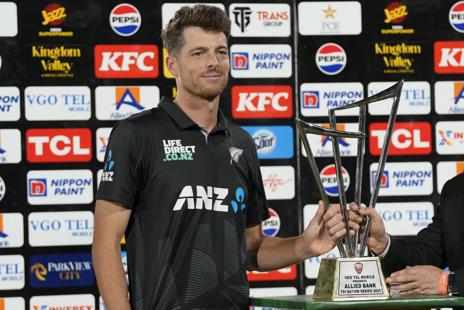 Đội trưởng New Zealand nhận cúp sau khi chiến thắng
