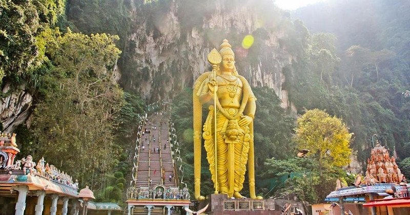 Động Batu với bức tượng vàng thần Murugan khổng lồ và hàng trăm bậc thang dẫn lên hang động linh thiêng, thu hút đông đảo du khách và tín đồ.