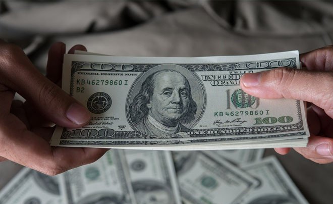 Cập Nhật: 400 Đô La Mỹ Bằng Bao Nhiêu Tiền Việt Nam Hôm Nay? Đồng đô la Mỹ và tiền Việt Nam, minh họa giá trị 400 USD khi chuyển đổi.