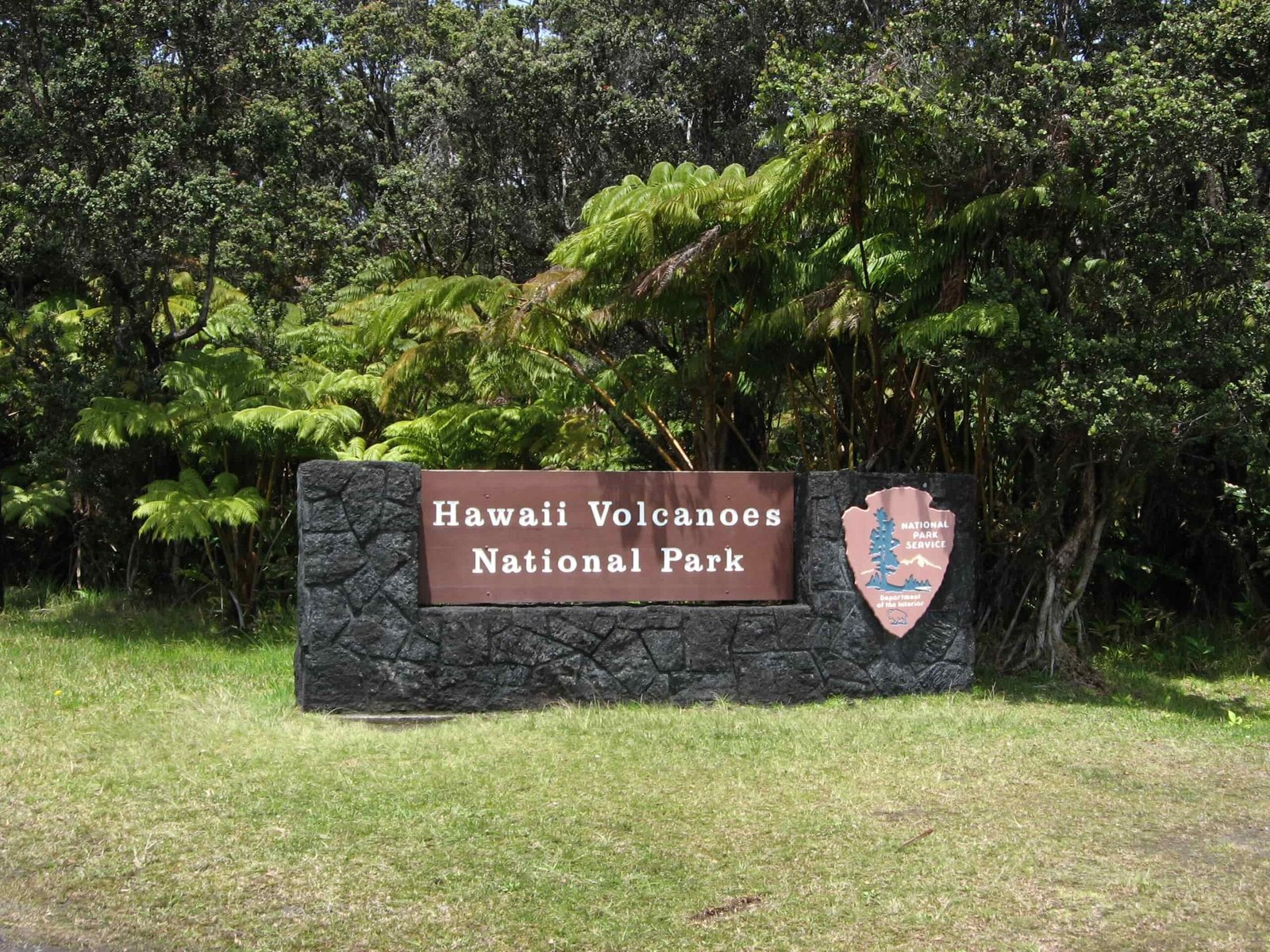 Dòng dung nham rực lửa trong Công viên Quốc gia Núi lửa Hawaii