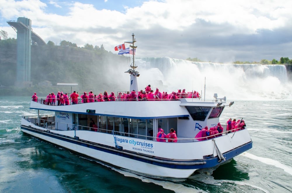 Du thuyền Niagara City Cruises tiến gần Thác Horseshoe, ranh giới tự nhiên Canada và Hoa Kỳ