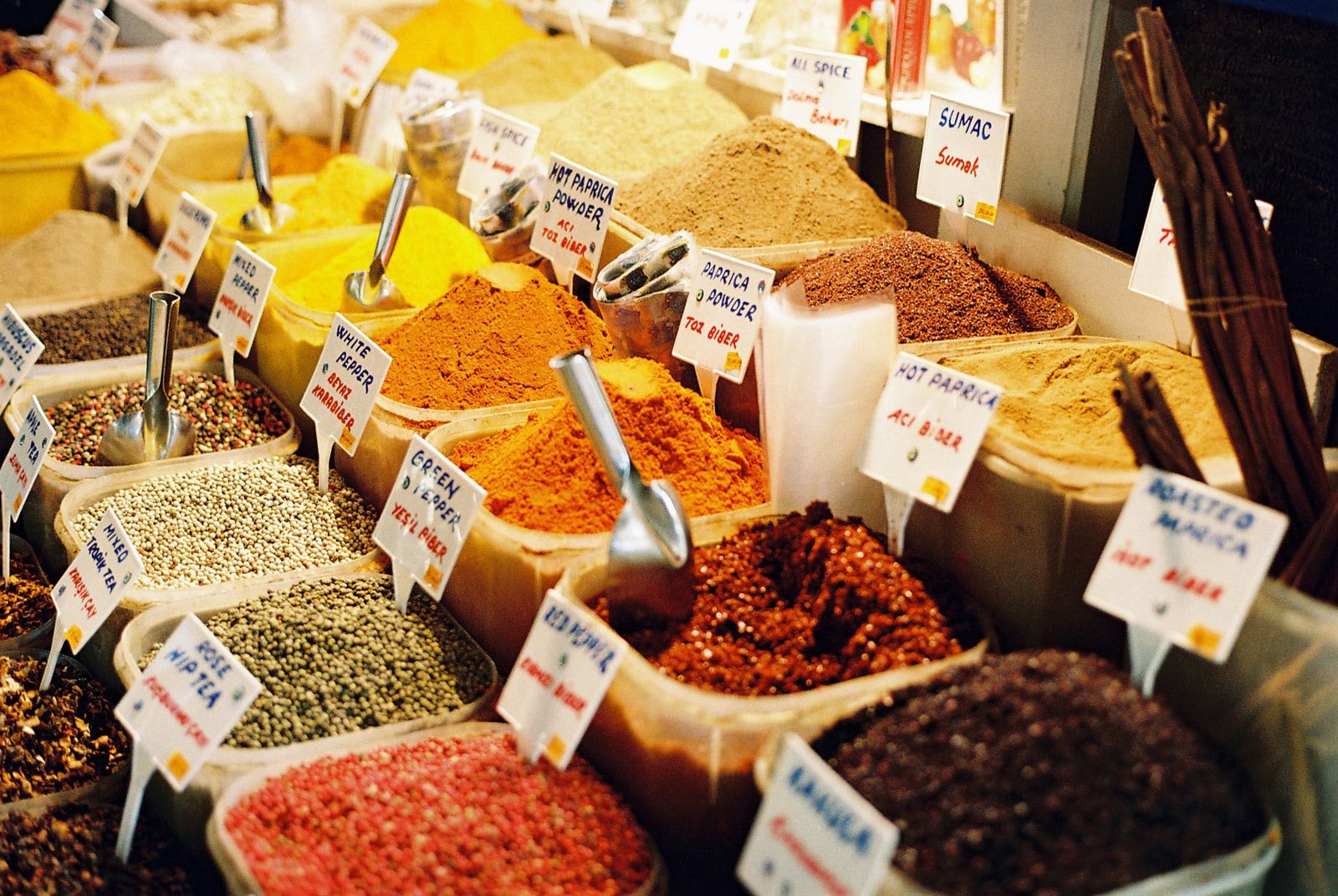 Gian hàng rực rỡ sắc màu tại Chợ gia vị Spice Souk ở Dubai