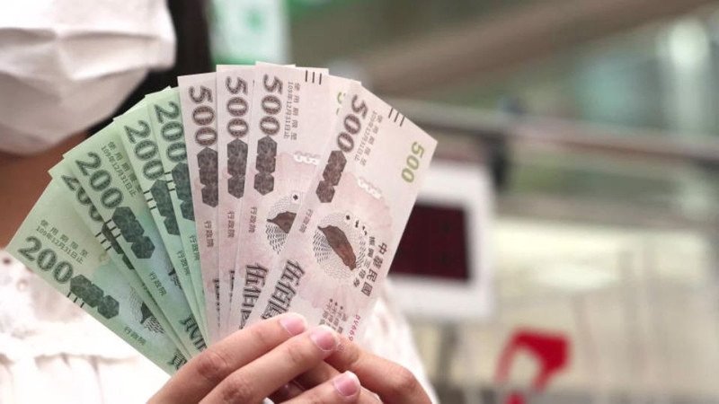 Giao dịch đổi tiền Đài Loan tại quầy ngân hàng uy tín